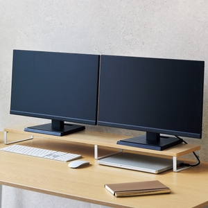 机上台の上にモニター2台。 下にフルサイズキーボードとノートPCを収納可能。