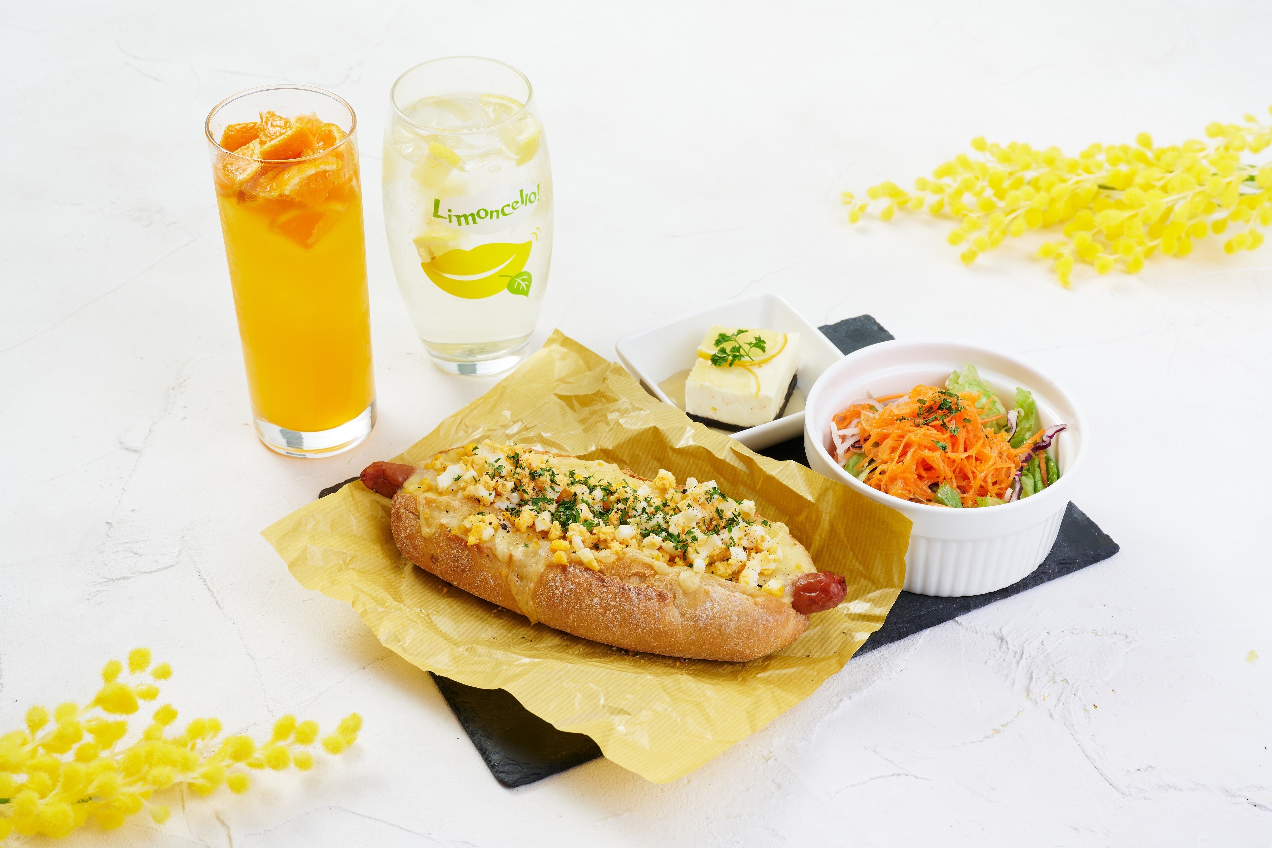 La Petite Fromagerie ~小さなチーズの店~ 「ミモザラクレットドッグプレート」 1,000円 ※ドリンク除く ※テイクアウトはラクレットドッグのみ