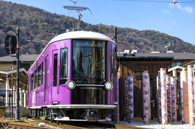 嵐山駅を出発し、嵐山本線を四条大宮に向かうモボ１形「KYOTRAM」
