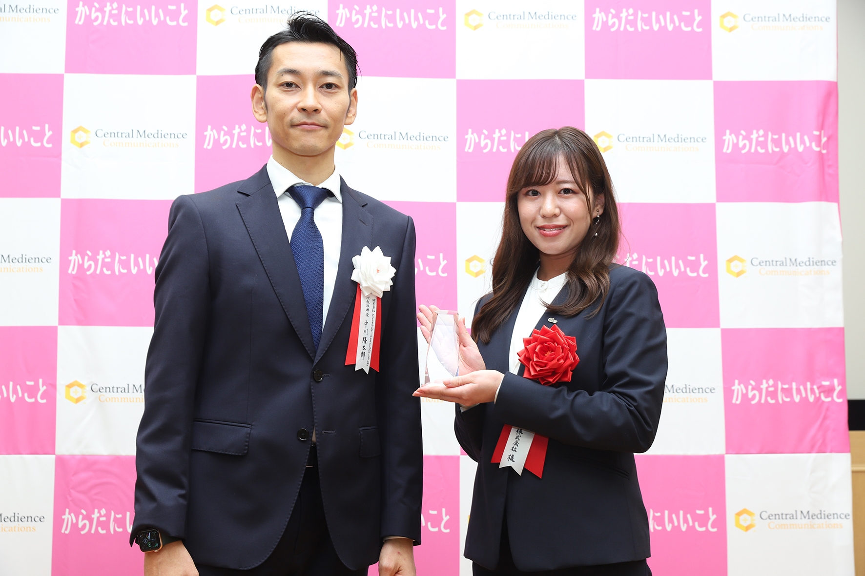 セントラルメディエンスグループ代表取締役 中川隆太郎(左)大賞受賞のキューサイ株式会社 北村様(右)