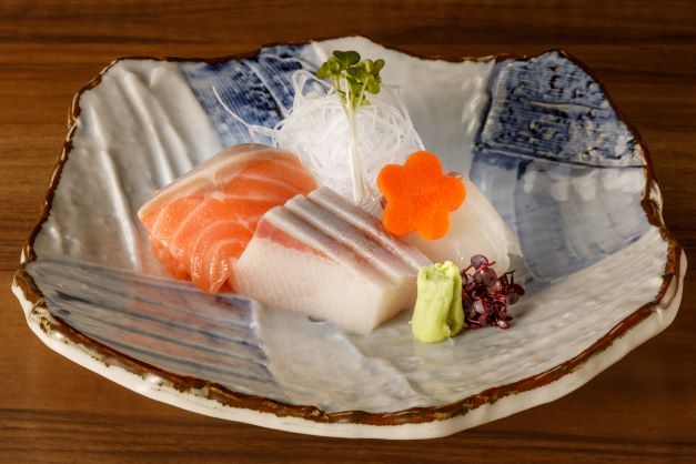 <夕食一例>本日の鮮魚のお造りや握り寿司も