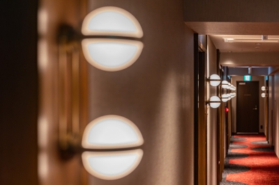 ＜客室階 廊下＞ ノスタルジックなオリジナル照明