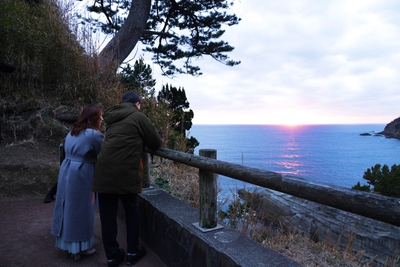 堂ヶ島で、水平線に沈む夕日の美しさにしばし時を忘れる。