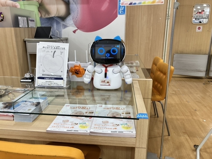 店頭にいるスマートロボットKebbi