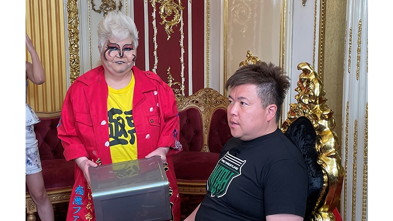 ダンプ松本選手(左)も登場する