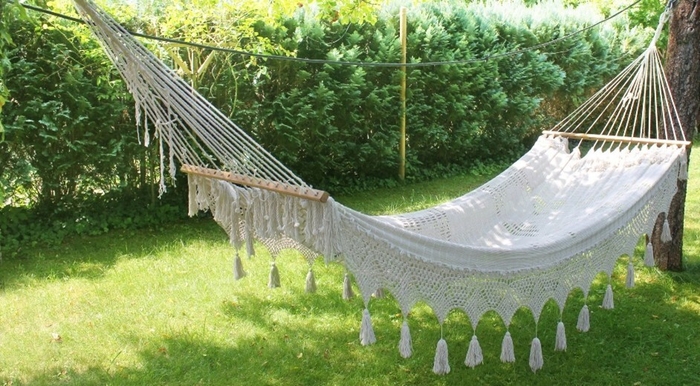 ハンモックを活用したタイ古式マッサージのサービスも登場