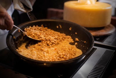 C9rxhbsEzYAjuCrlJWOz.jpg?w=940&h=940