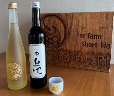 左:純米アフス つるかめ源 500ml ¥3,500(税込)/右:玄米酒 アフス息吹 500ml ¥5,500(税込)