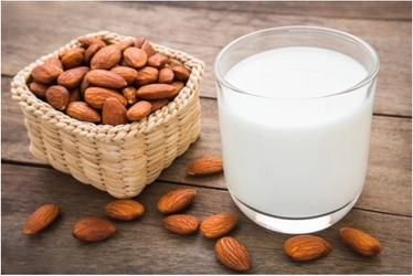 オーツミルク、マカダミアミルクなど 植物性ミルクを選べる時代が到来 　アーモンドミルク市場が100億円を突破！ アーモンドミルクは、ミルクの中でも ビタミンEなど栄養豊富で低カロリー