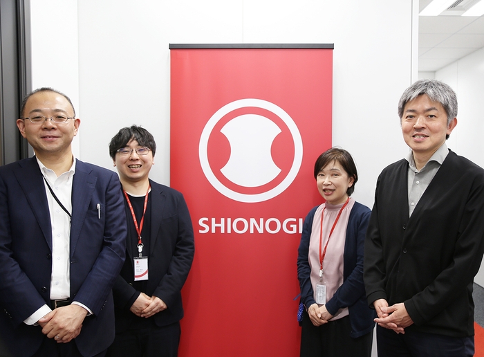 (左から)調達戦略グループ　高須様、井上様、南様、高見様