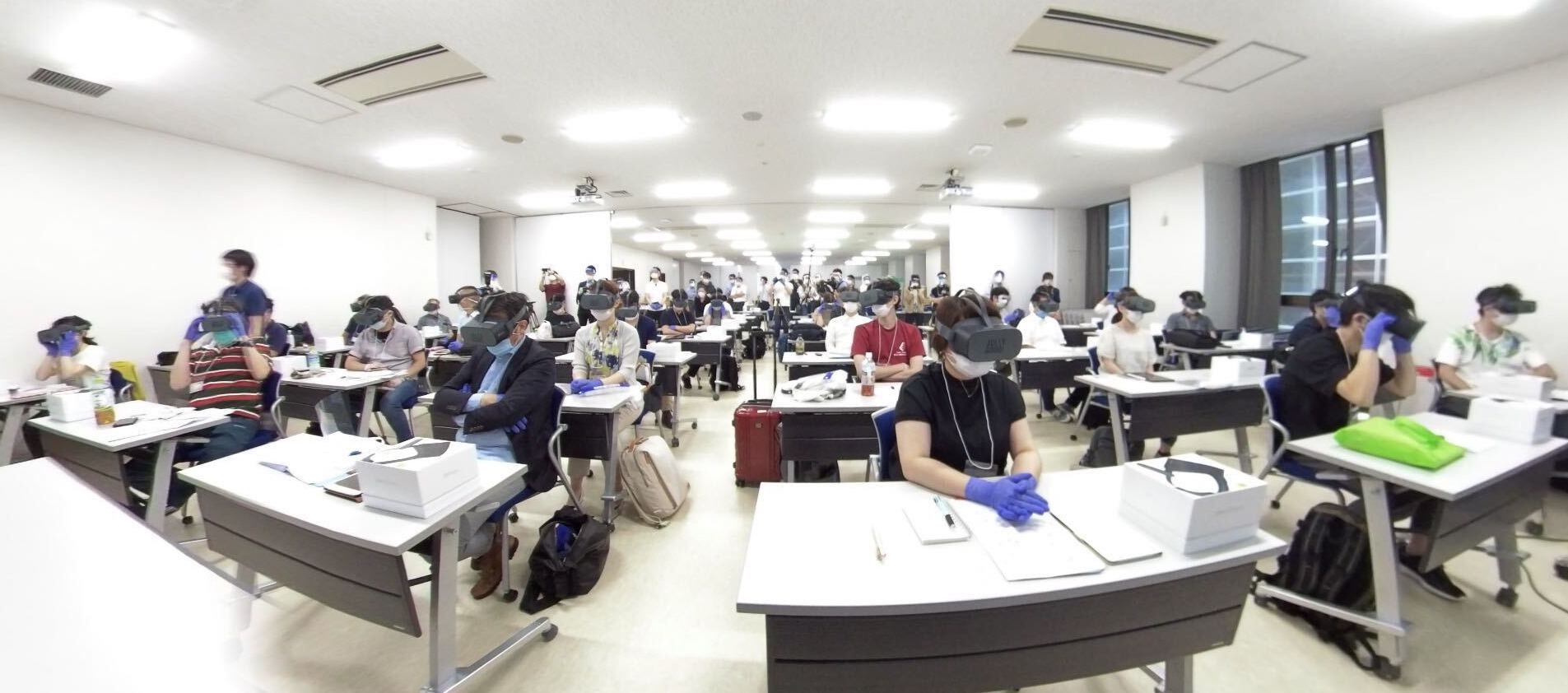 集まらずに臨床実習！医療向け「多接続リモートVR臨床システム」開発、医療業界初！複数遠隔地からVRで参加する遠隔VR臨床セミナー開催