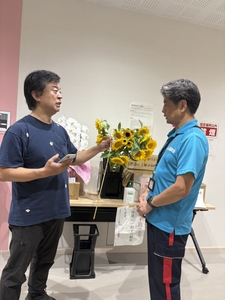 避難所では、お花好きの方が自然と”お花係”になってくださることがあります。無理のない範囲で花と触れ合う時間が、心を和らげる小さな支えになります。