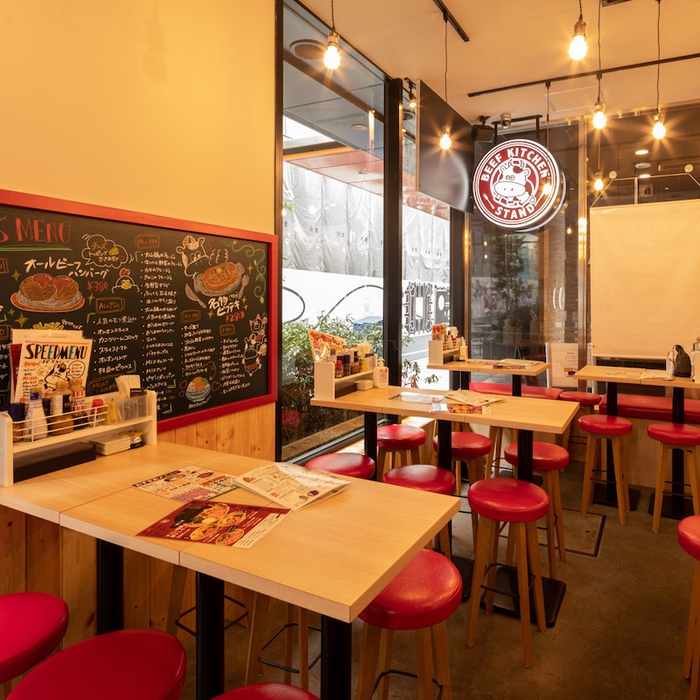 ガラス張りの店内で、ビフテキをつまみにちょい呑み!