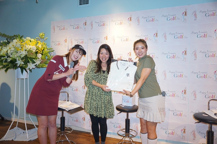 当選されたお客様と、MCのかえでさん(写真左)と 田中祐姫プロ(写真右)