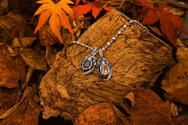 左:朱雀ペンダントw/ロードライトガーネット¥93,500(税込) 右:朱雀ペンダントw/ゴールデンルチル・ゴールデンダイヤモンド¥60,500(税込) ※チェーンは別売りです。