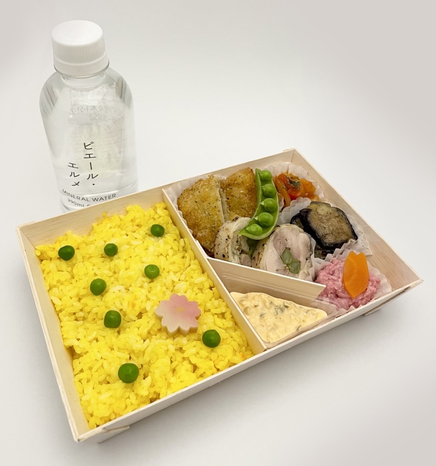 スイーツ付き・サフランライス弁当 1,836円(テイクアウト税込価格)1,870円(イートイン税込価格)