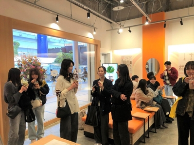 店舗で語らう学生たち