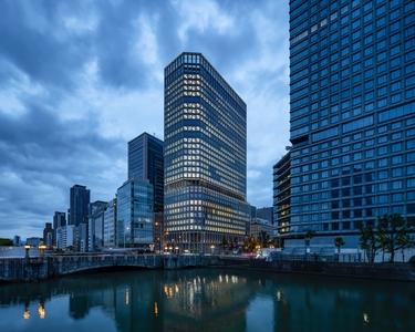 建物外観（北西方より夜間外観）