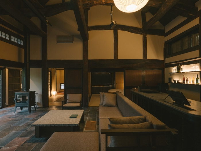 特別棟「瑞雨」キッチンや大型スクリーン&プロジェクター、暖炉などを備えた高天井のリビング