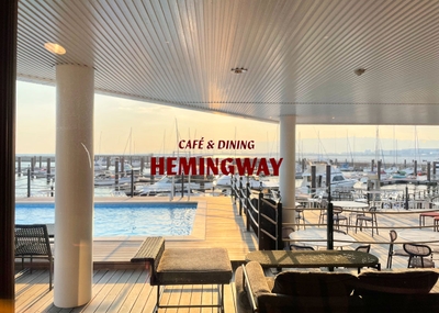 海とマリーナを一望してお食事