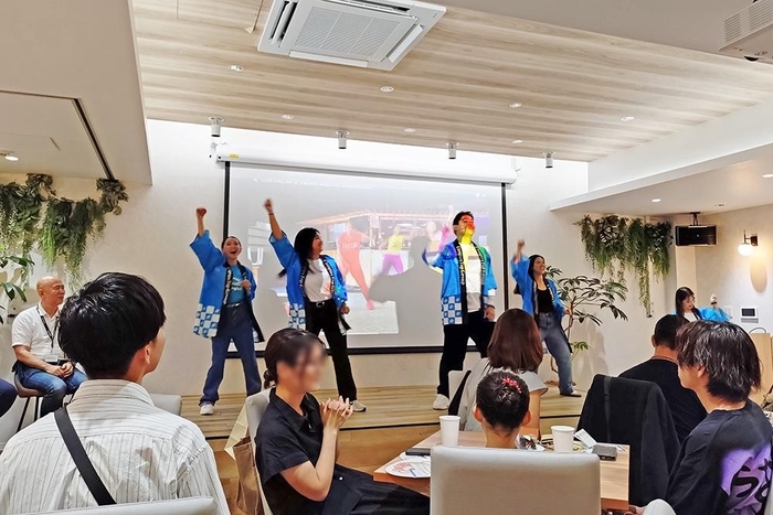 フィリピン人教師によるZUMBAパフォーマンスの様子