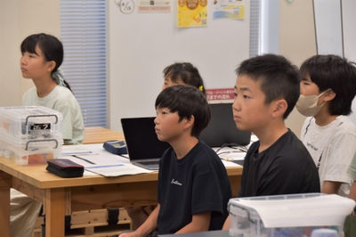 真剣な表情で説明を聞く子供たち