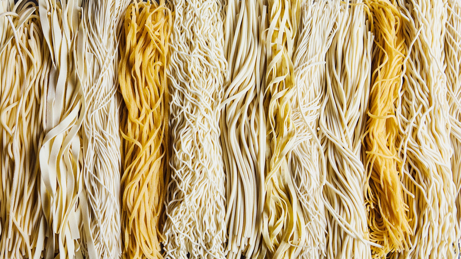 現在、約100種類の個性あふれる麺を開発し、岡山のみならず東北から沖縄まで、約300店の飲食店の方々に使われています。