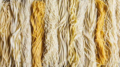 現在、約100種類の個性あふれる麺を開発し、岡山のみならず東北から沖縄まで、約300店の飲食店の方々に使われています。