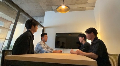 バーベキュースペースのオープンに向けて意見交換する学生と企業担当者の様子