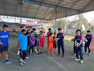 障がいを持つ子どもたちにボールをプレゼント