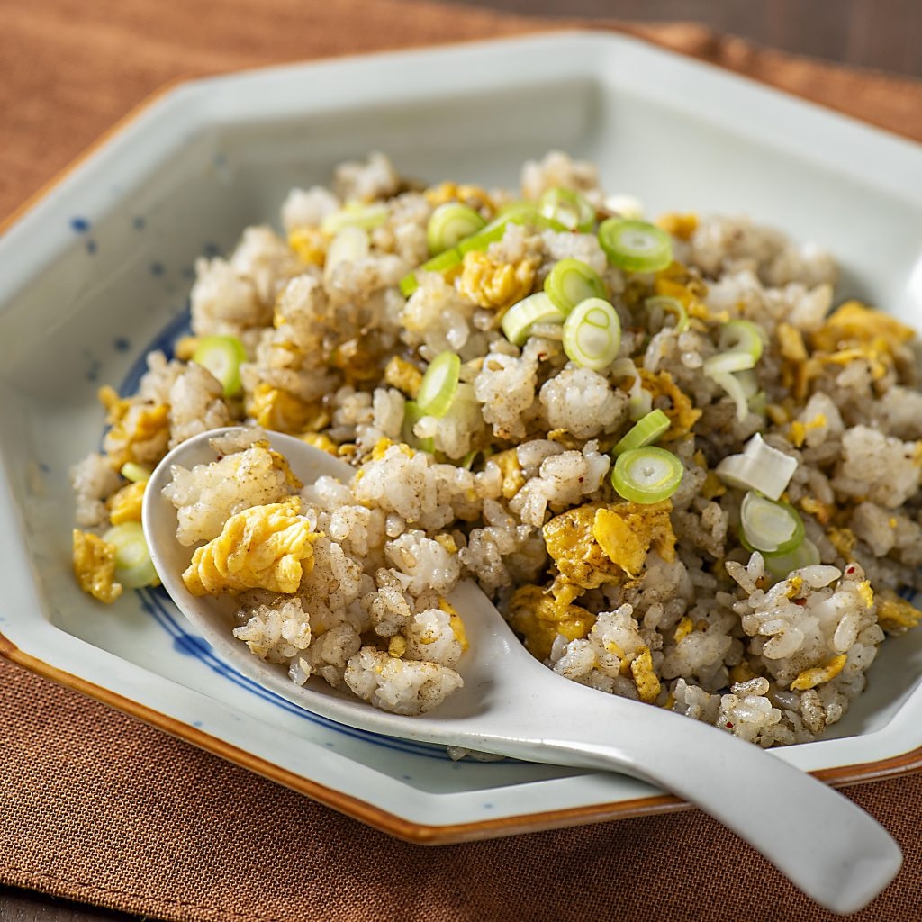 黒チャーハン(黒胡麻坦々めんつゆ使用)