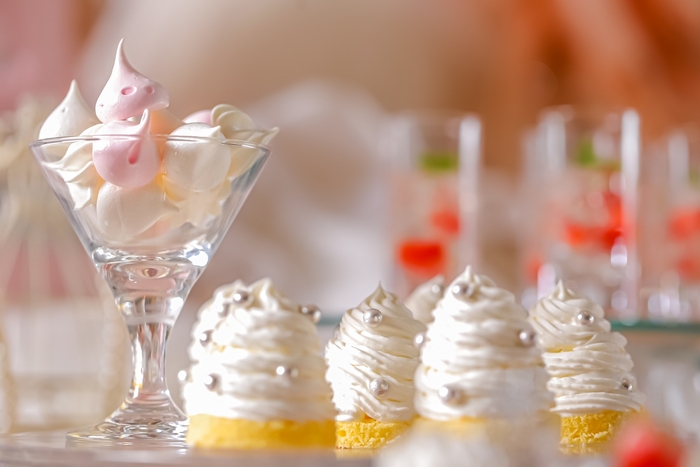 ▲(左)可愛い見た目のメレンゲ。(右)クリスマスツリーに見立てたモンブラン。ホワイトチョコのクリームを絞り、チョコレートのパールを散りばめました。