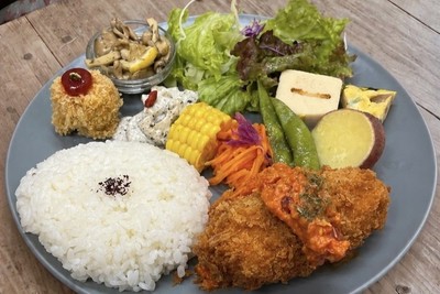 紅ズワイのグラタンコロッケが主役のワンプレート（実際に提供されるメニューとは異なる可能性があります）