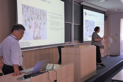 講義の内容を訳す稲葉教授