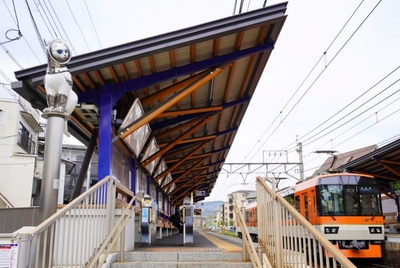 現在の「茶山・京都芸術大学駅」の様子。手前にヤノベケンジ氏の《SHIP’S CAT (TOWER)》