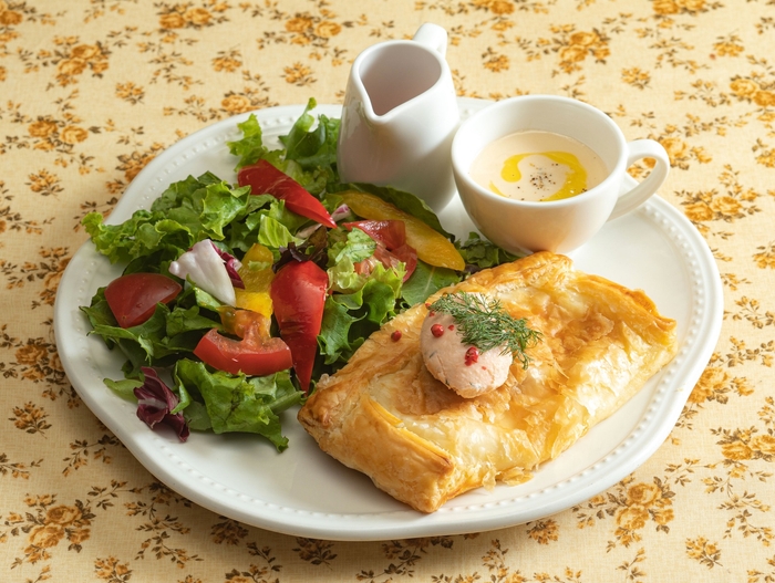 信州サーモンとアワビ茸のパイ包みとスープ・サラダのプレート 単品¥1,630