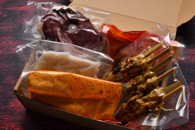 チキンサテー、ラクサヌードル、フィッシュヘッドカレー