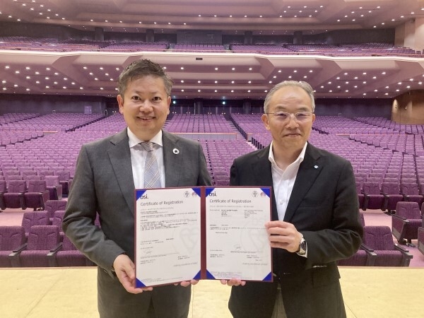 2025年7月16日に行われた認証授与式にて 写真右より、パシフィコ横浜 代表取締役社長:林 琢己様、BSIグループジャパン 代表取締役社長:漆原 将樹