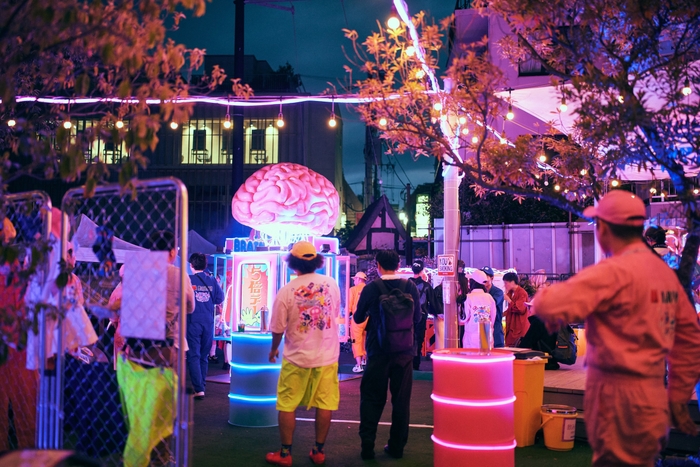 煌びやかなネオンに包まれる「脳汁スタンド」の会場概観