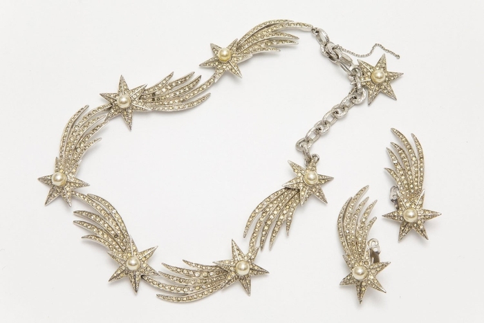 クリスチャン・ディオール《ネックレス、イヤリング》 デザイン:ロジェ・ジャン=ピエール、制作:ミッチェル・メイヤー、1954年頃、ラインストーン、模造パール、メタル、小瀧千佐子蔵