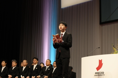 在学生送辞を述べる福島さん