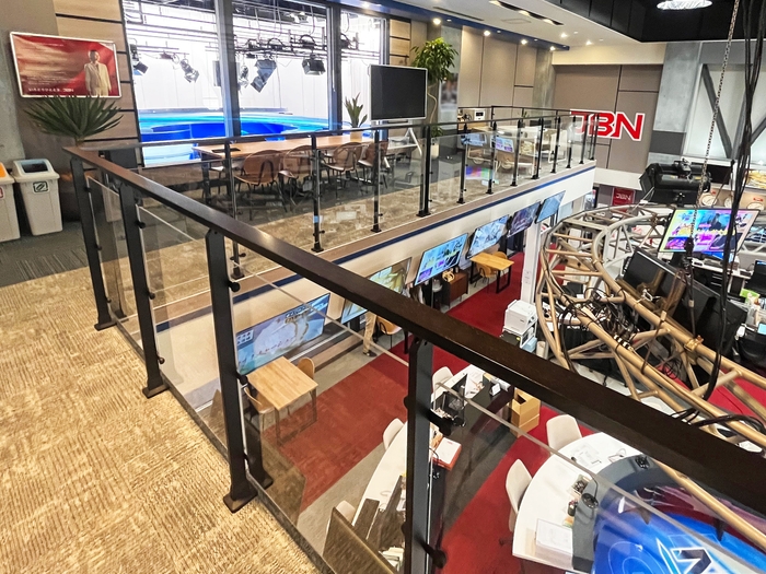 2階吹き抜けフロアを囲む手摺　クリアパネル仕様で開放的に