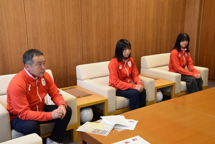 大会の概要などを説明する米田監督(左)