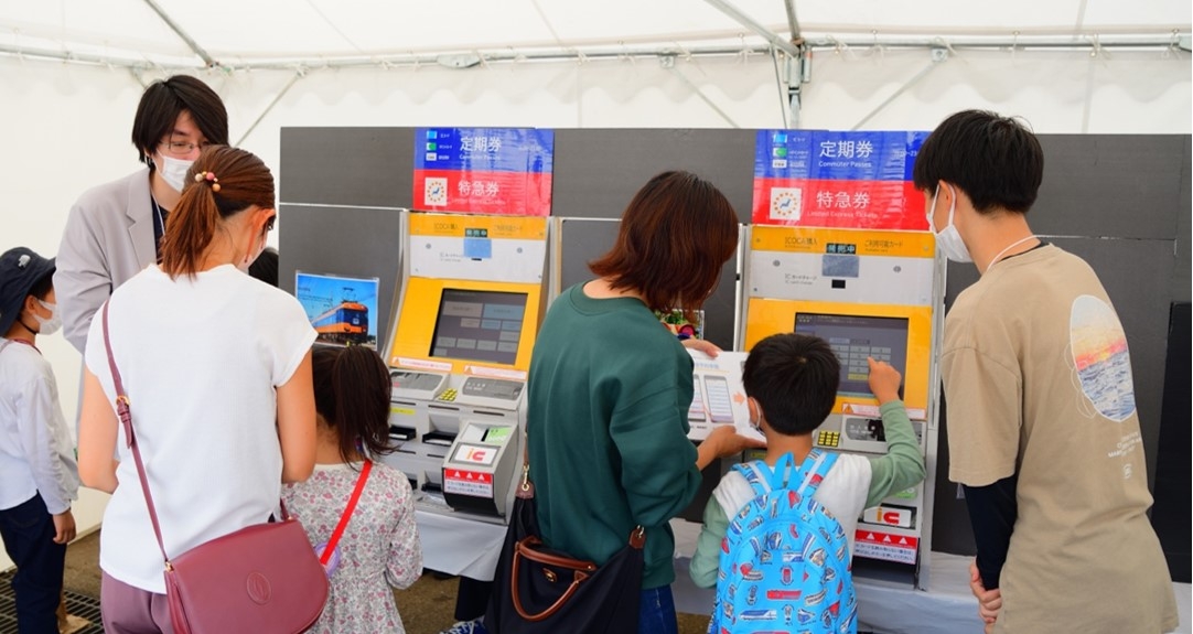 令和4年(2022年)10月に行われた近畿大学生による体験ブースの様子