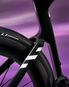 最大35mmのタイヤクリアランス： 完成車には35mmのピレリタイヤを採用。近年主流となっている、より速く・より太いタイヤに対応。荒れた路面でも快適性・トラクション・安心感を高めます。さらにISO基準で4mm以上のクリアランスを確保し、泥詰まりを防ぎます。