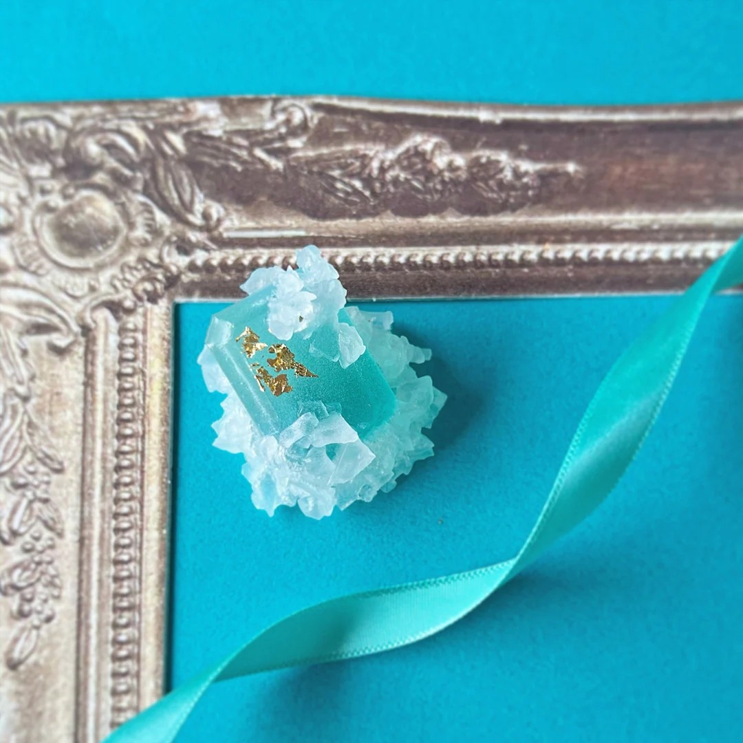 金箔をあしらい、高貴な宝石に切り出したエメラルド