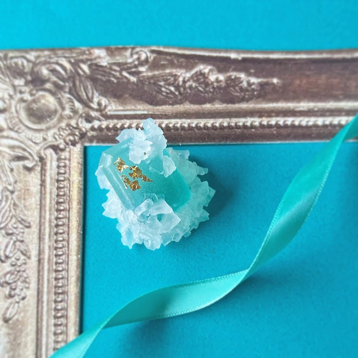 金箔をあしらい、高貴な宝石に切り出したエメラルド