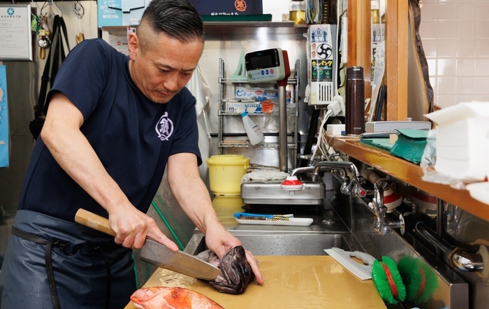 魚を捌く森田さん