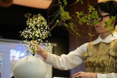 ガラス作家・小宮崇氏の作品に花を生ける、ROSE GALLERY 武田桃子氏