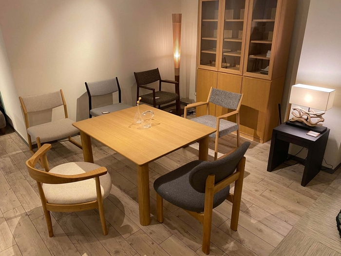 「低いテーブルと椅子」SENSO de VITA ショールーム 3F